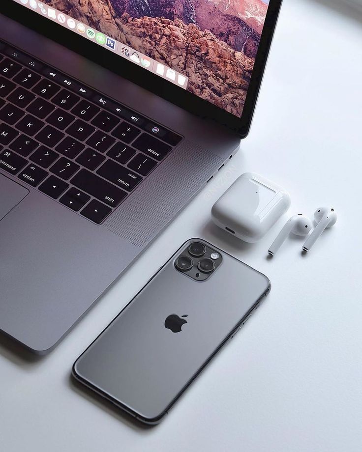 Лаптоп, Телефон и слушалки Apple
